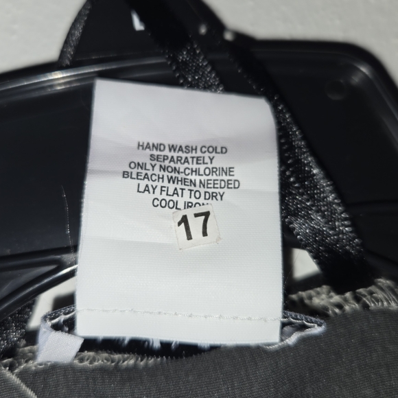 Anne Klein Monochrome Floral Shawl - Picture 4 of 5